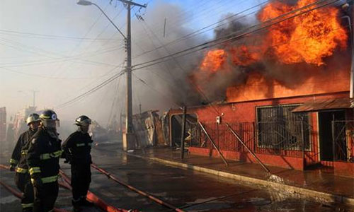 Un incendio destroza un centenar de viviendas en Santiago de Chile